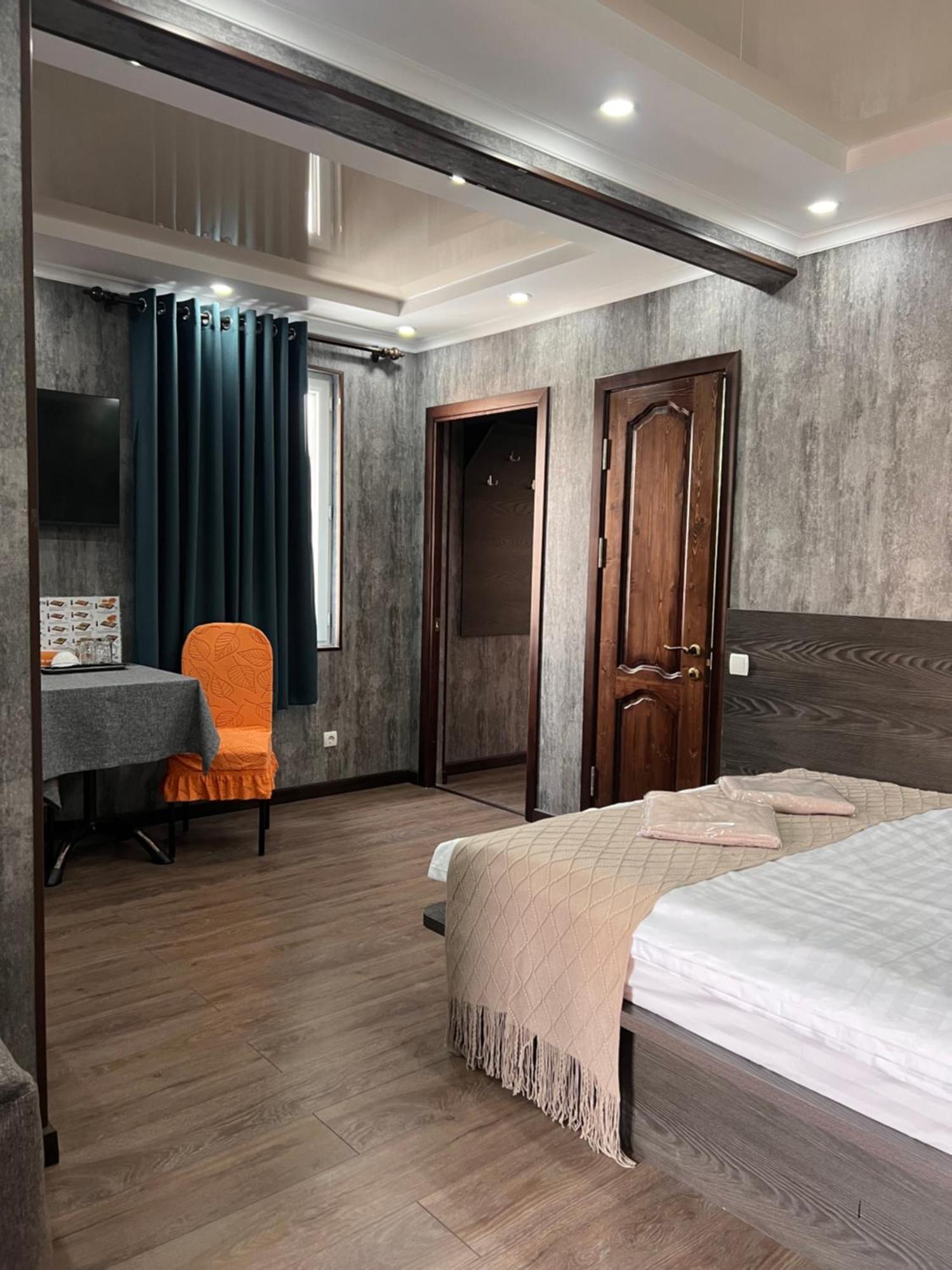 Salut Hotel Bisjkek Eksteriør bilde